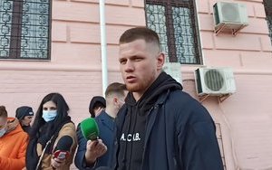 Філімонов, який протестував під ОП: я не бачу проблеми в розбитому вікні, це не привід закривати людину на домашній арешт. ВІДЕО+ФОТО