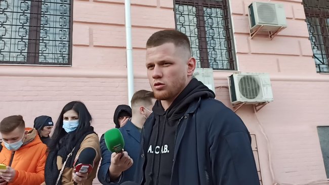 Філімонов, який протестував під ОП: я не бачу проблеми в розбитому вікні, це не привід закривати людину на домашній арешт 03