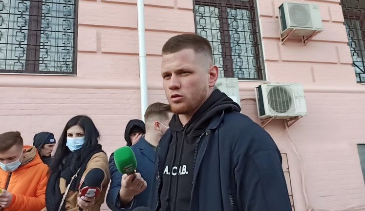Філімонов, який протестував під ОП: я не бачу проблеми в розбитому вікні, це не привід закривати людину на домашній арешт. ВІДЕО+ФОТО