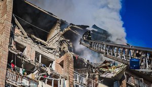 Війська РФ ударили дроном по багатоповерхівці у Харкові: є значні руйнування, 12 постраждалих (оновлено). ФОТОрепортаж