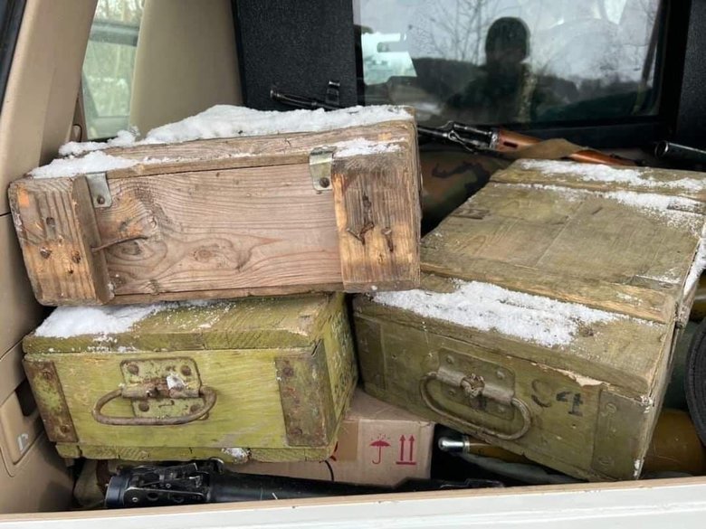 В Луганской области оккупанты сбежали, оставив технику 02