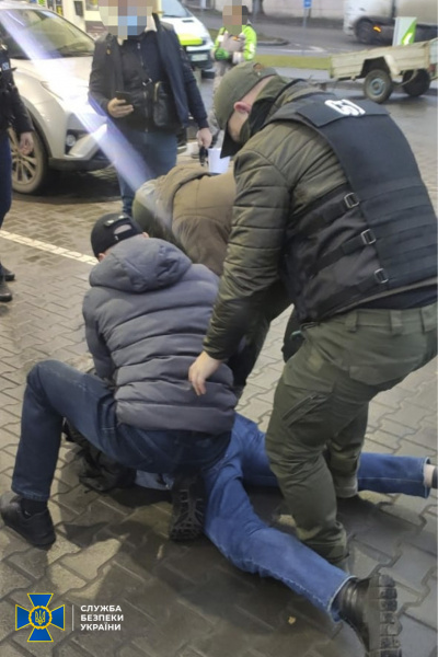 СБУ затримала банду зловмисників, які прикидалися активістами-антикорупціонерами 04