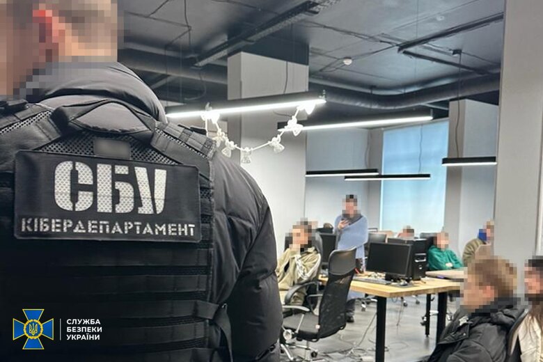 За добу СБУ та Нацполіція ліквідували понад 100 шахрайських call-центрів по всій Україні 03 За добу СБУ та Нацполіція ліквідували понад 100 шахрайських call-центрів по всій Україні 03
