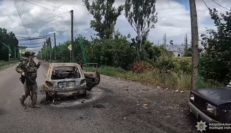 During evacuation, car was attacked by drones in Pokrovsk: civilian killed, police officer wounded. VIDEO