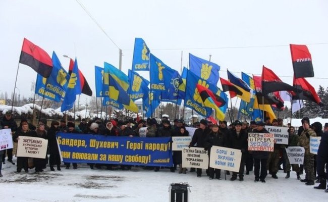 В Луцке возле генконсульства Польши прошла акция против  закона об идеологии бандеризма 01