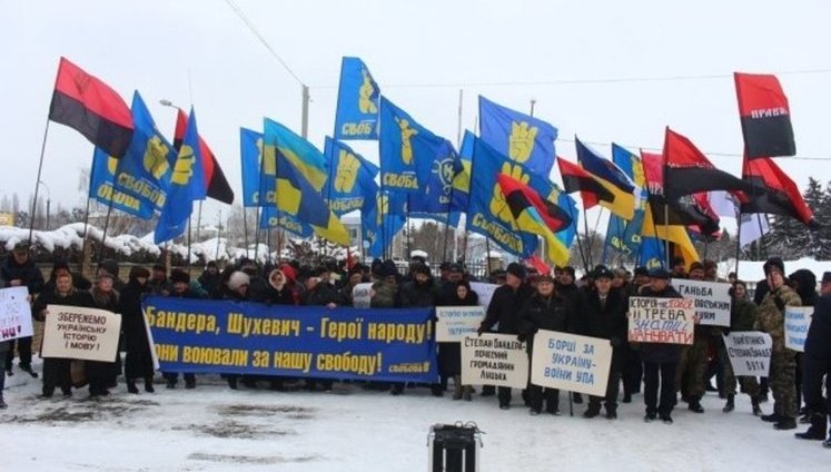 У Луцьку біля генконсульства Польщі відбулась акція проти закону про "ідеологію бандеризму". ФОТО