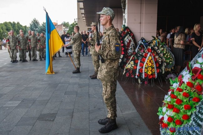 С погибшими на Ривненском полигоне воинами Валерием Тихоновским и Дмитрием Власовым простились в Ужгороде 11