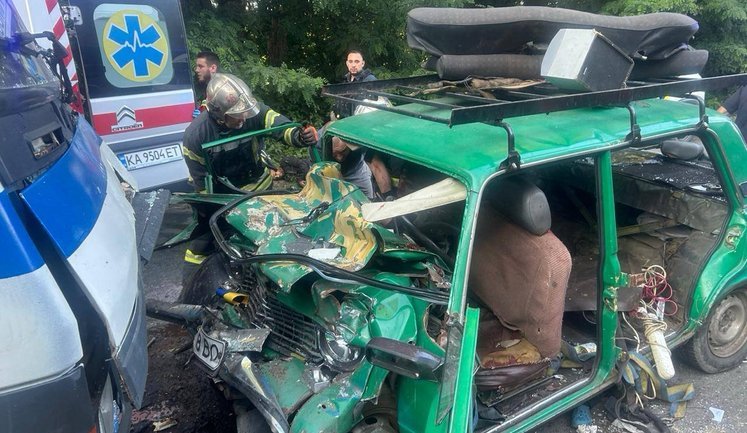 Двоє дітей двох і чотирьох років, які потрапили в ДТП у Броварах, померли в лікарні. ФОТОрепортаж