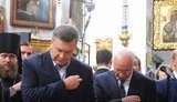 Янукович и Азаров в кругу личной охраны поклонились мощам. ФОТО