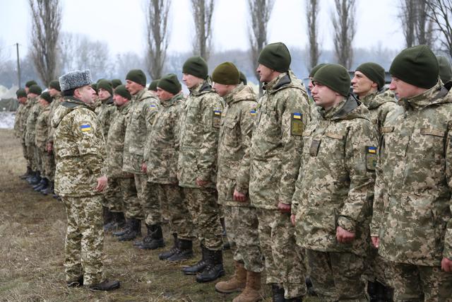 Полторак вручил награды военнослужащим 53 отдельной мехбригады 03 Полторак вручил награды военнослужащим 53 отдельной мехбригады 03