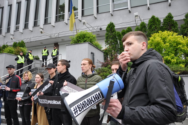 Вимкни російське, - активисты пикетировали Интер с требованием прекратить транслировать российскую пропаганду 03