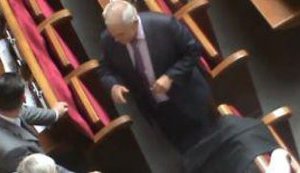 Регионалы в перерыве травят анекдоты: Пионеры - пионерят. Коммунисты - коммуниздят. И только комсомольцы опять ни х#я не делают. + ВИДЕО.