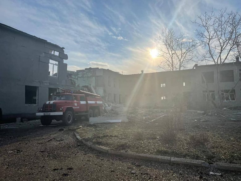 Окупанти завдали авіаудару по школі в Миколаєві, - Кім 02