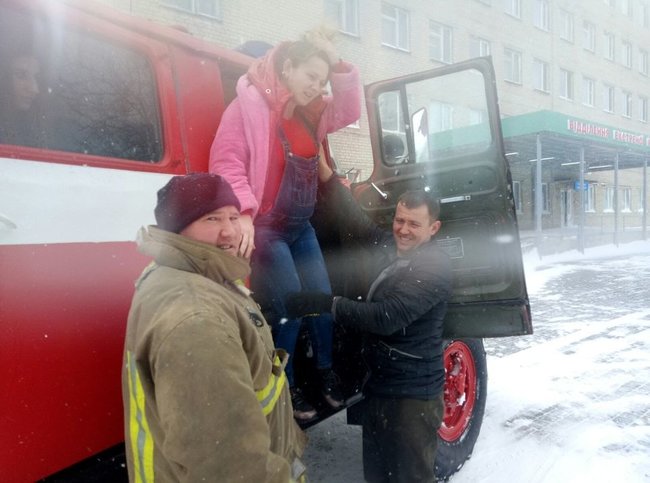 Спасатели доставили в роддом роженицу, застрявшую вне предела населенного пункта из-за непогоды на Одесчине, - ГСЧС 01
