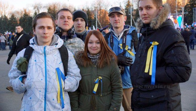 В Саратове на митинг в честь оккупации Крыма вышла молодежь с желто-синими ленточками: "Мы поддерживаем Украину и за мир". ФОТОрепортаж