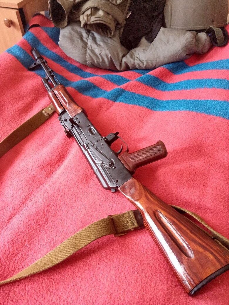 Спочатку було страшно, шо капець. Потім мозок зрозумів: боятись нема сенсу. Бо якщо прямого нема, то й всі цілі; ну, а як пряме - то і усвідомити не встигнеш. Важливий текст-сповідь про пекло на Донбасі і наших хлопців там 04