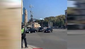 Кортеж їде через перекритий Хрещатик: чотири поліцейські машини, швидка і приблизно 10 автомобілів супроводу. ВIДЕО (оновлено)