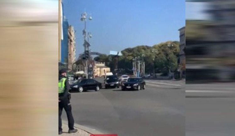 Кортеж їде через перекритий Хрещатик: чотири поліцейські машини, швидка і приблизно 10 автомобілів супроводу. ВIДЕО (оновлено)