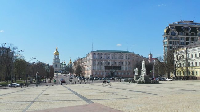 Сонячний і безлюдний: фото Києва на карантині 12