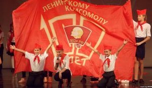 "Верность идеалам", пионеры в "буденовках" и благодарность от покойного Кобзона: в оккупированном Севастополе праздновали 100-летие комсомола. ФОТОрепортаж