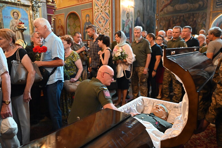 Із полковником, депутатом Київради від ЄС Сергієм Ільницьким (Сокіл), який загинув у бою проти рашистів у лавах піхоти 28 ОМБр, попрощалися в Києві 25