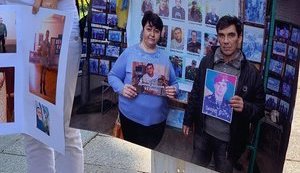 З першого разу вже є практичні кроки, - куратор батальйону "Кривбас" Колесник про пікет ОП з вимогою активізувати переговори щодо обміну полоненими. ФОТО