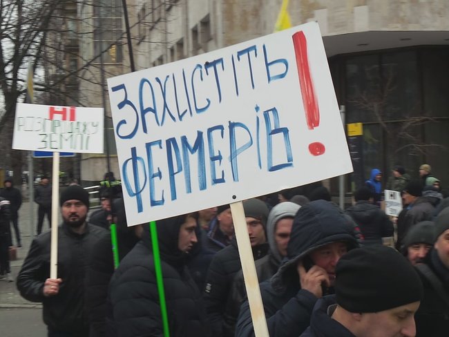 Вимагаємо референдум, - мітингувальники проти ринку землі перекрили кілька вулиць біля Верховної Ради 08