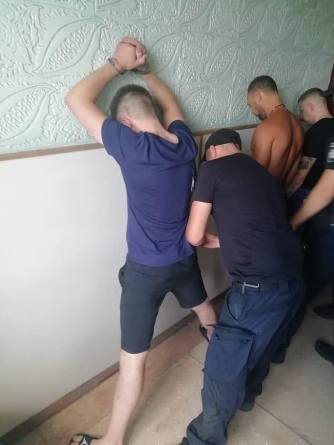 Суд у Мелітополі відправив під домашній арешт без браслета підозрюваних у вбивстві відпочивальника в Кирилівці 02