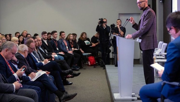 Arseniy Yatsenyuk in Lviv: We all have to draw conclusions from the Budapest memorandum. I ask the President not to come from Normandy with a new "Budapest". VIDEO