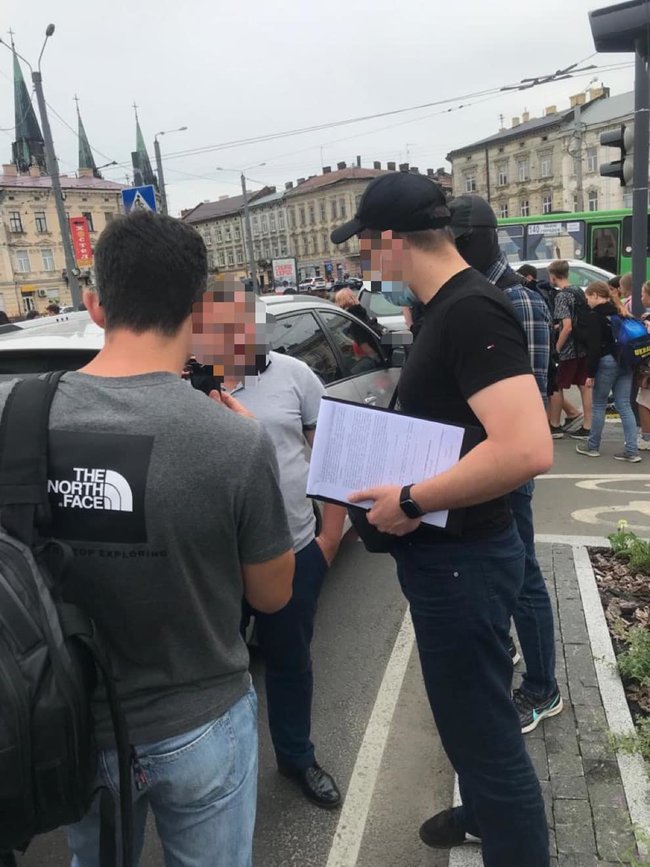 Прокурор задержан во Львове на взятке 2 тыс. долл. за закрытие дела, - Офис генпрокурора 01
