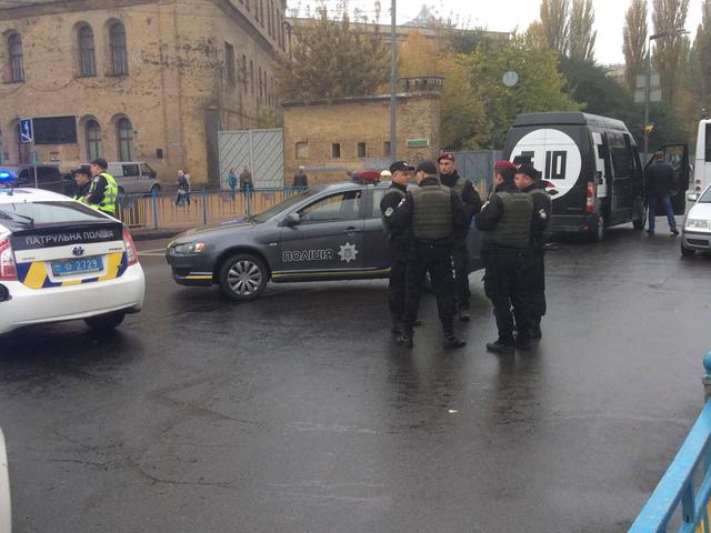 Police does not allow Automaidan cars to Rada 01 Police does not allow Automaidan cars to Rada 01