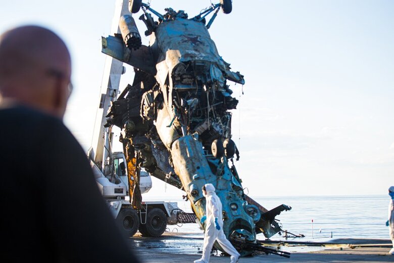 Еще один сбитый российский вертолет достали со дна Киевского водохранилища 03 Еще один сбитый российский вертолет достали со дна Киевского водохранилища 03