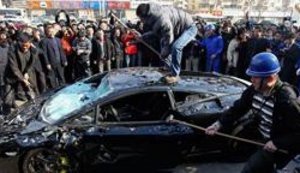 Китаец разломал свой Lamborghini Gallardo - не устроило качество обслуживания компании-производителя. ФОТО