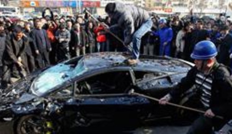 Китаец разломал свой Lamborghini Gallardo - не устроило качество обслуживания компании-производителя. ФОТО