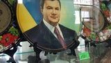 Янукович "с золотой каемочкой" "нарисовался" в Донецких магазинах. ФОТО