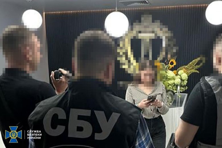 Адвокат обіцяв за хабар вирішити справи в судах Києва: його затримали