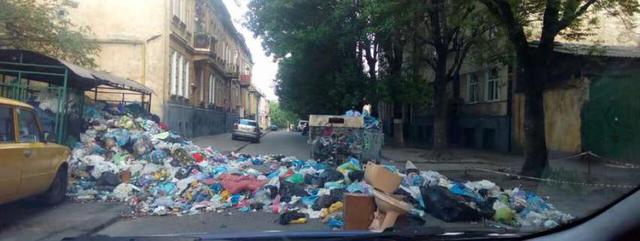 Улицу во Львове заблокировали мусором 02 Улицу во Львове заблокировали мусором 02