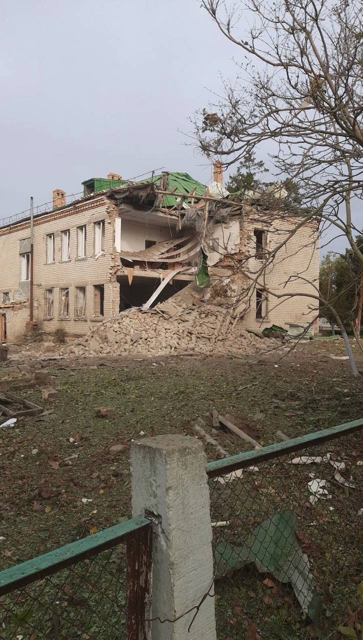 Пошкоджено школу, багатоквартирний будинок, магазин, адміністративну будівлю.