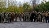 Порошенко привіз на фронт допомогу для ЗСУ