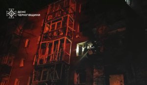 Наслідки ворожого удару по Чернігову: є поранений. ФОТОрепортаж