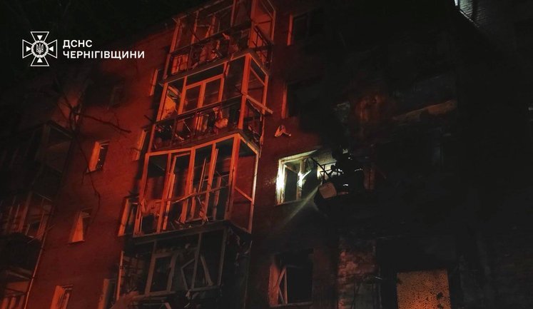 Наслідки ворожого удару по Чернігову: є поранений. ФОТОрепортаж