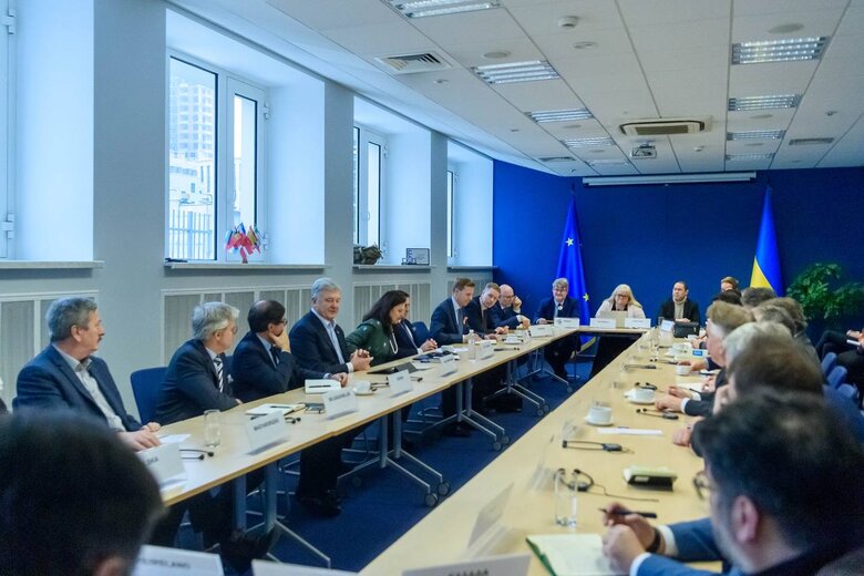 Порошенко провів зустріч із послами країн ЄС: Закликав почати переговори про членство України та надати €50 млрд 02 Порошенко провів зустріч із послами країн ЄС: Закликав почати переговори про членство України та надати €50 млрд 02