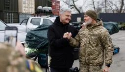 Порошенко передав допомогу фронту