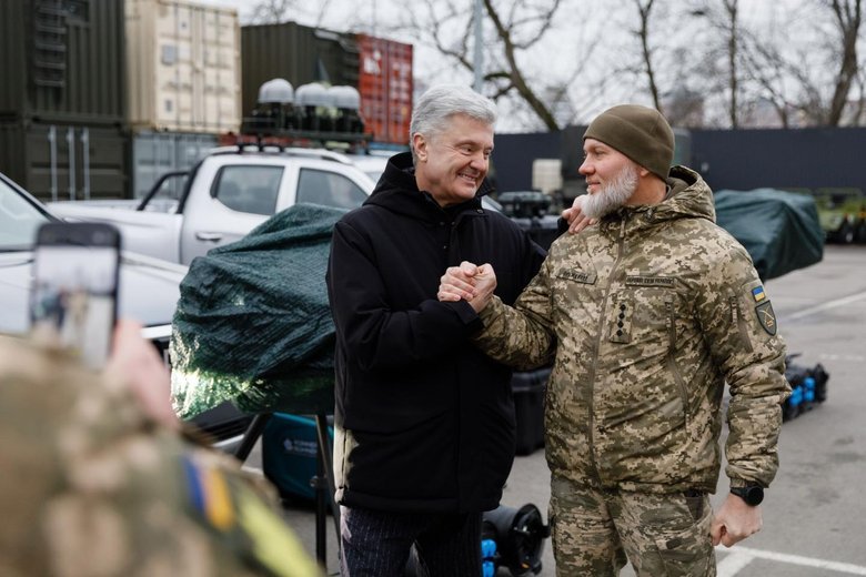 Порошенко передав допомогу фронту