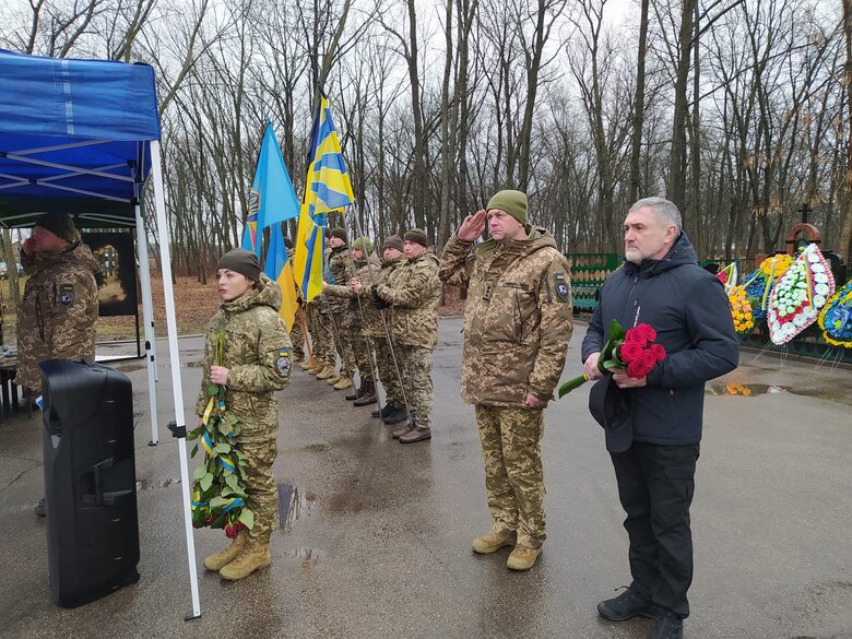 У Кропивницькому попрощалися з пілотом штурмовика Олександром Жибровим, який спрямував свій літак на скупчення ворожої техніки 07