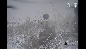 Відбивався шоломом і ногою, але втратив і те і інше: бійці "Птахів Мадяра" уразили рашиста. ВIДЕО