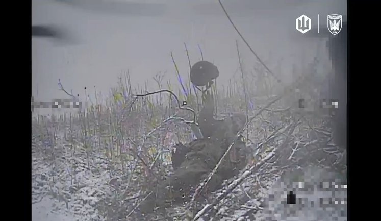 Відбивався шоломом і ногою, але втратив і те і інше: бійці "Птахів Мадяра" уразили рашиста. ВIДЕО