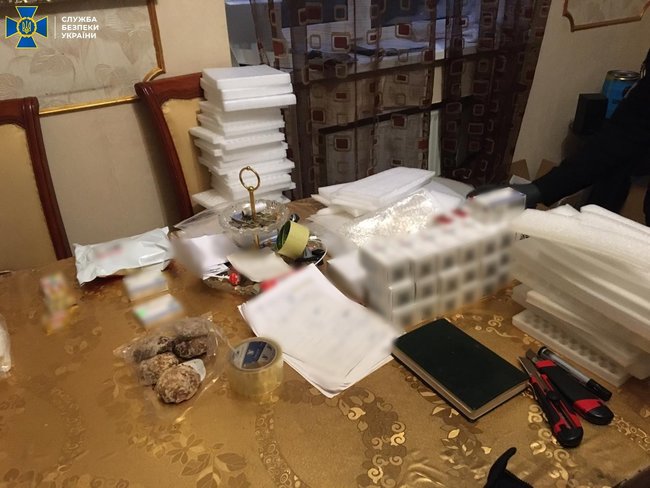 СБУ блокировала контрабанду сильнодействующих веществ для производства анаболиков, найдены около 2 тонн готовой продукции 05