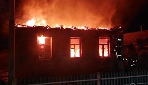 У Станиці Луганській через обстріл горить житловий будинок