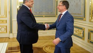 Порошенко обсудил с Волкером ситуацию на Донбассе и Северный поток-2